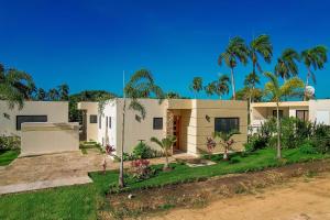 Κήπος έξω από το Luxury Cabarete Villa with Pool, AC, Starlink Internet & 24-Hour Security
