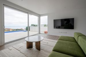 TV a/nebo společenská místnost v ubytování Sunny Ocean View Villa