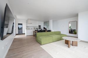 TV a/nebo společenská místnost v ubytování Sunny Ocean View Villa