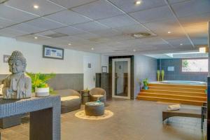 Posezení v ubytování Appartement LE BUET skis aux pieds, piscine & Spa + 32 fotografií