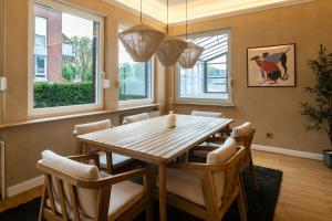 a dining room with a wooden table and chairs at Zur Alten Stadt in Warendorf