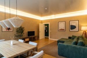 a living room with a green couch and a table at Zur Alten Stadt in Warendorf