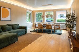 a living room with a couch and a table and chairs at Zur Alten Stadt in Warendorf