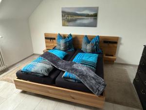 Moselkieker في برودنباخ: سرير مع أريكة ووسائد في الغرفة