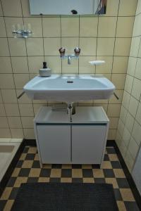 Koupelna v ubytování Kiwi Chalet - Mountain Views & Cozy NZ Vibes