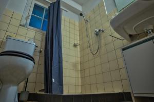 Koupelna v ubytování Kiwi Chalet - Mountain Views & Cozy NZ Vibes + 34 fotografií