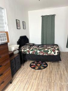 Postel nebo postele na pokoji v ubytování Art deco studio w private balcony close to beach