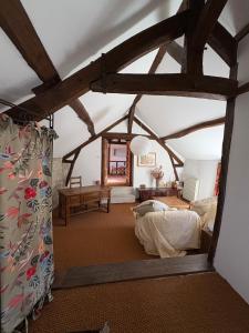 Zimmer im Dachgeschoss mit 2 Betten und einem Tisch in der Unterkunft La ferme de Jose in Guainville