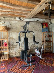 Zimmer mit Fitnessraum und Heimtrainer in der Unterkunft La ferme de Jose in Guainville