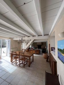 ein Esszimmer mit Tisch und Stühlen in der Unterkunft La ferme de Jose in Guainville