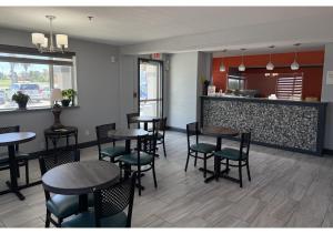 a restaurant with tables and chairs and a counter at Conn Brown Harbour Inn Aransas Pass Corpus Christi in Aransas Pass