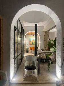 a room with an archway with a chair and a table at Casa Dea - Bungalow Isis in Hammamet Sud