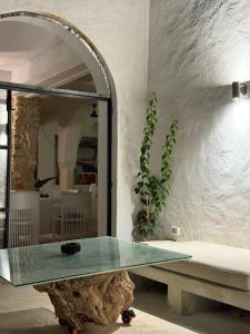 a glass table in a room with a large rock at Casa Dea - Bungalow Isis in Hammamet Sud