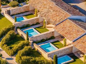 een luchtzicht op een gebouw met zwembaden bij La Bastide Saint Georges & Spa in Forcalquier