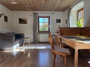 ein Wohnzimmer mit Tisch und Couch in der Unterkunft König Ludwig' das märchenhafte Appartement in Oberammergau + 35 Fotos