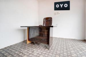 a chair sitting on top of a desk in a room at SPOT ON HM HOTEL in Mundarwa