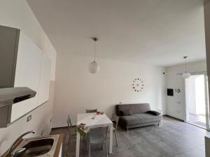 una sala de estar con un sofá y una mesa en Beyond Stay - Sardinian Living Experience, en Cagliari 5 fotos más