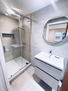 ein Badezimmer mit Dusche, Waschbecken und Spiegel in der Unterkunft Little Dunton Lodges 2 in Brentwood + 7 Fotos