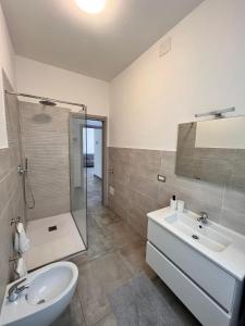 Un baño con lavabo y ducha en Beyond Stay - Sardinian Living Experience, en Cagliari