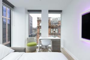 TV a/nebo společenská místnost v ubytování YOTEL Glasgow