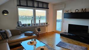 Moselkieker في برودنباخ: غرفة معيشة مع أريكة وتلفزيون كبير