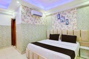a bedroom with a bed in a room at Hotel O Akki Residency in Indirapuram