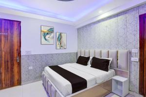 a bedroom with a large bed in a room at Hotel O Akki Residency in Indirapuram