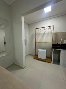 a white room with a sink and a counter at Pousada Vista Encantada Preá in Cruz