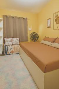 伊穆斯Islana Stay Rm A for 1pax only的一间带两张床的卧室和地毯