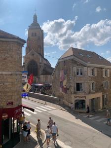 アルボワにあるJ ai deux amoursの建物前の道を横断する人々