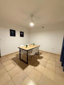 a dining room table with two chairs and a ceiling fan at Alojamiento En Resistencia Chaco in Resistencia