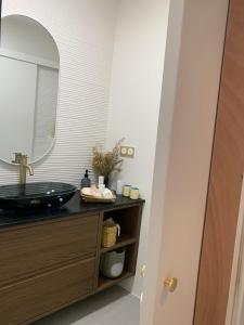 アルボワにあるJ ai deux amoursの洗面台と鏡のあるバスルーム