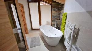 デマノブスカ・ドリーナにあるJasna Chalet - Chopok viewの白い浴槽と洗面台のあるバスルーム +30枚の写真