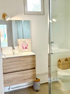 Koupelna v ubytování L'échappée belle Trilportaise - 25 min Disneyland - wifi gratuit- Streaming gratuit + 48 fotografií