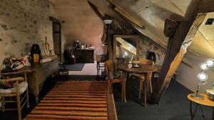 un comedor con mesas y sillas en un ático en Les petites marches, en Saint-Benoît-du-Sault