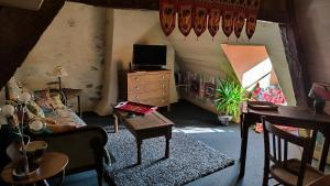 una habitación con un dormitorio con una cama y una mesa en Les petites marches, en Saint-Benoît-du-Sault