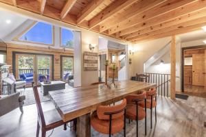 a dining room with a large wooden table and chairs at Le Vonde Chalet - Luxury log-style, Hot Tub, Game Room, Fire Pit, Walk to Slopes in Big Bear Lake