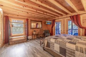 a bedroom with a bed and a desk in a cabin at Le Vonde Chalet - Luxury log-style, Hot Tub, Game Room, Fire Pit, Walk to Slopes in Big Bear Lake