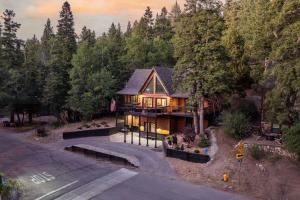 an overhead view of a house in the woods at Le Vonde Chalet - Luxury log-style, Hot Tub, Game Room, Fire Pit, Walk to Slopes in Big Bear Lake