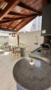 a kitchen with a table and a counter top at com churrasqueira em Canasvieiras in Florianópolis
