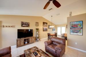 TV a/nebo společenská místnost v ubytování Screened Porch and Pool Access Cozy Sebring Condo