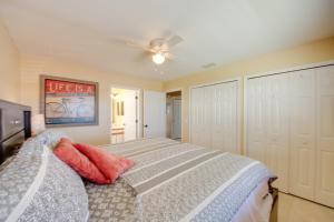 Postel nebo postele na pokoji v ubytování Screened Porch and Pool Access Cozy Sebring Condo + 26 fotografií