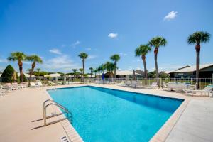 Bazén v ubytování Screened Porch and Pool Access Cozy Sebring Condo nebo v jeho okolí