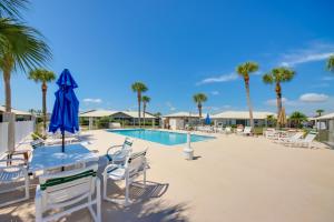 Bazén v ubytování Screened Porch and Pool Access Cozy Sebring Condo nebo v jeho okolí
