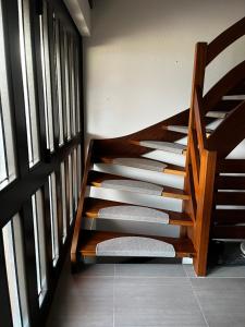 a wooden staircase in a room with windows at Gästezimmer 21qm im Casa Kirchweg in Gladbach