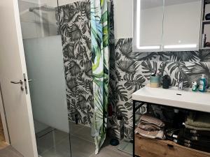 a bathroom with a shower curtain and a sink at Gästezimmer 21qm im Casa Kirchweg in Gladbach