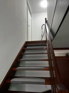 a staircase in a room with a stair case at Gästezimmer 21qm im Casa Kirchweg in Gladbach