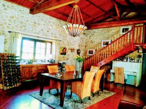une salle à manger avec une table et un escalier dans l'établissement Luxe B&B maison á votre santé, in Bordeaux Wine Region, à Savignac-de-Duras