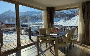 Cảnh núi rừng hoặc tầm nhìn ra núi từ căn hộ