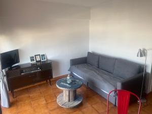 a living room with a couch and a table at Apartamento encantador con vistas al mar in Las Negras